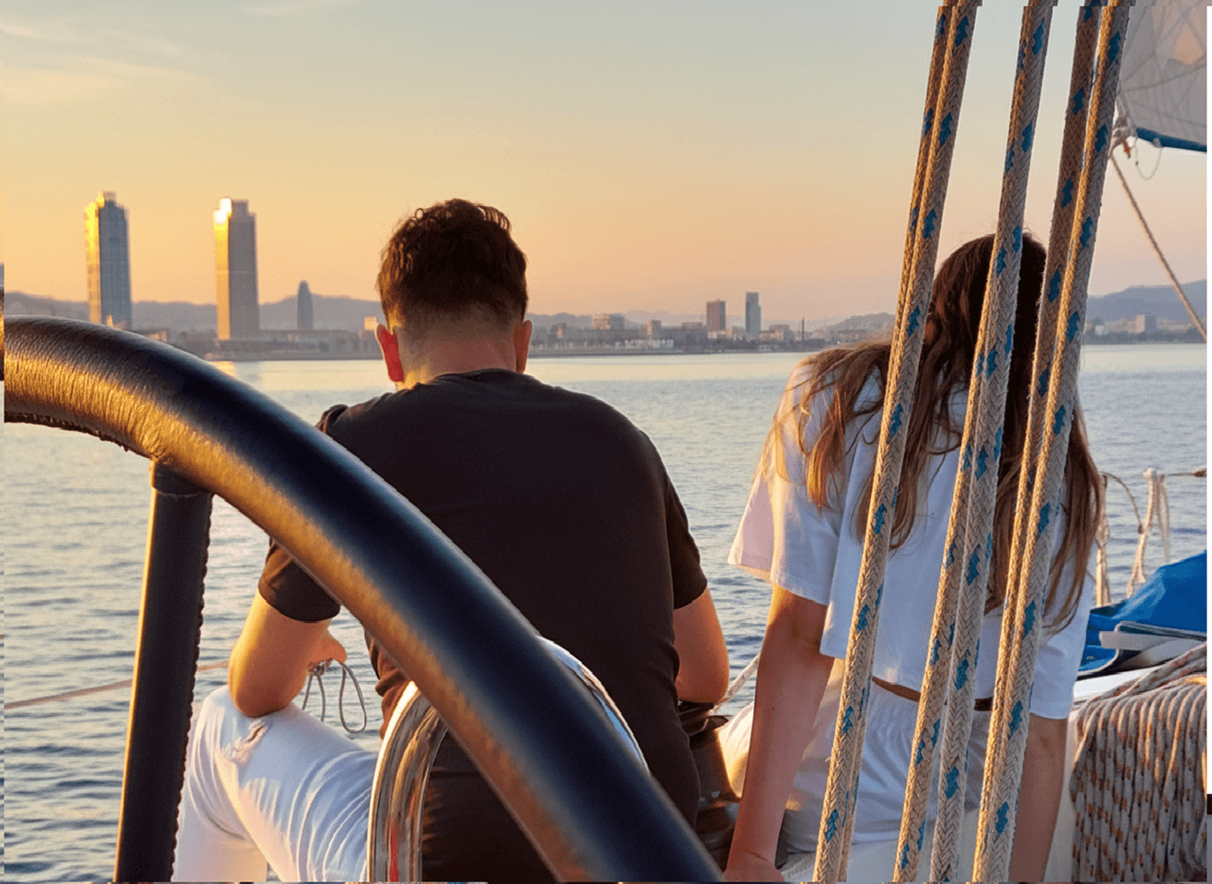 Sunset Cruise Barcellona — barca a vela con skyline dorato al tramonto
